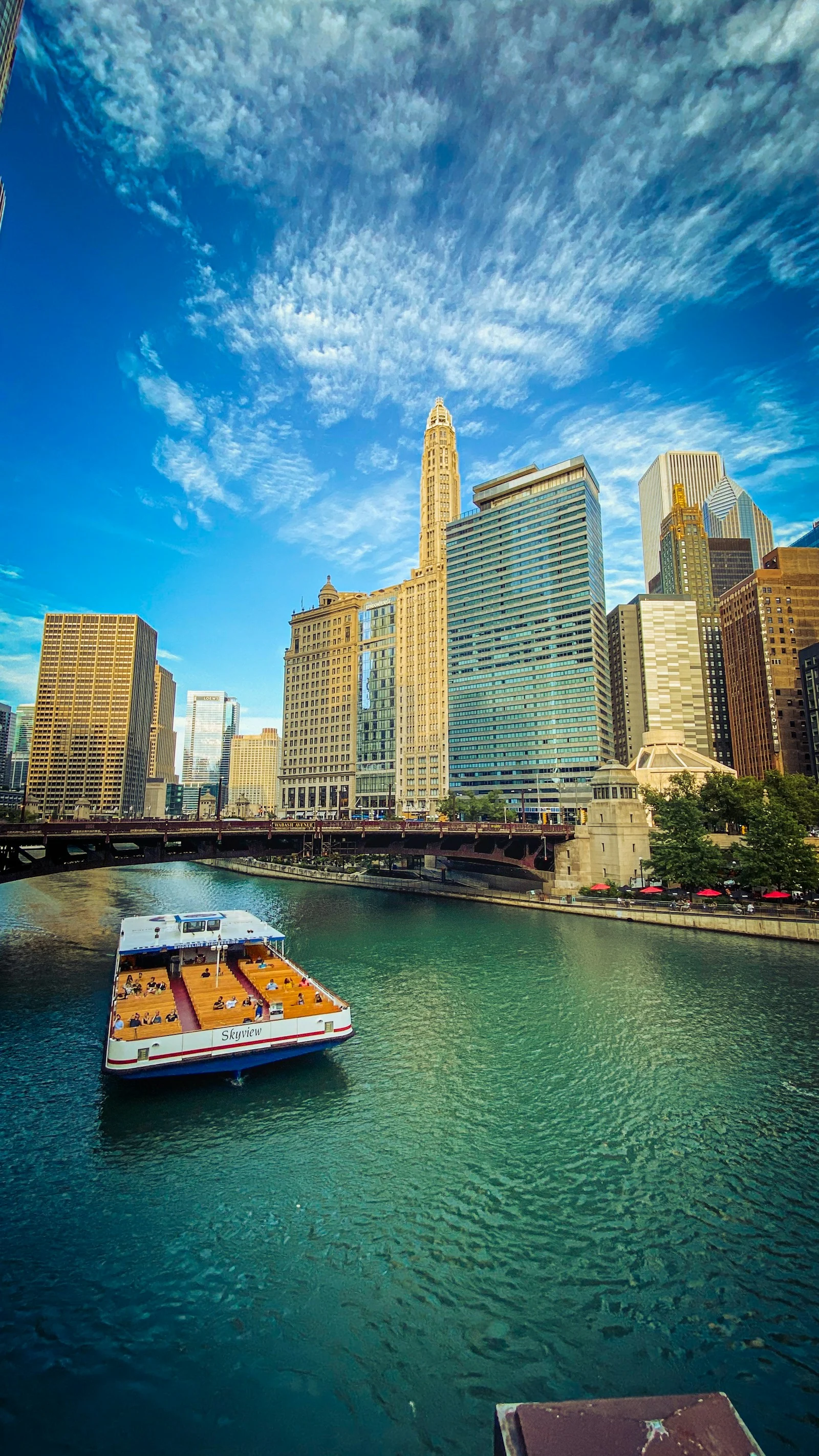A sightseeing boat on the Chicago River beside the Riverwalk