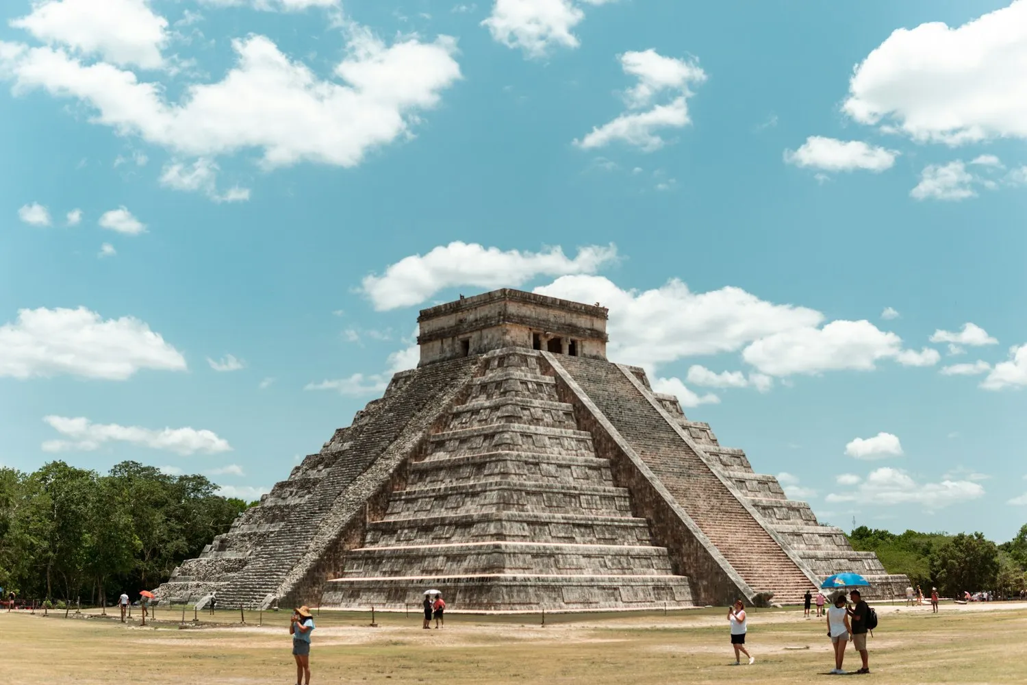 Travelers on the grounds of Chichén Itzá